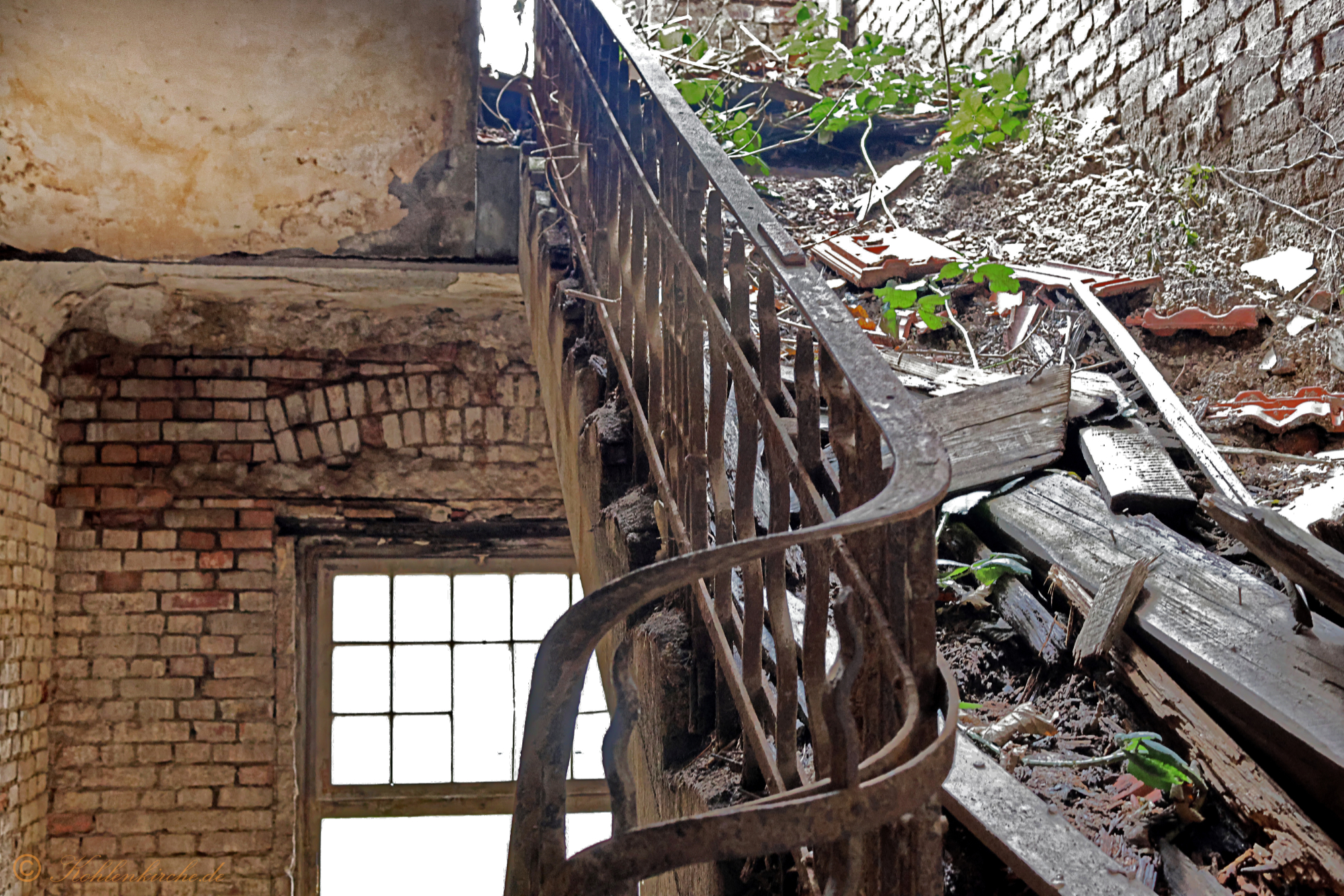 Treppenhaus: Im ersten Stockwerk und im Dachgeschoss ist das verschnörkelte Treppengeländer noch an seinem Platz. - Stand Dezember 2023 Kohlenkirche: Letzte Bilder des Verwaltungsgebäudes