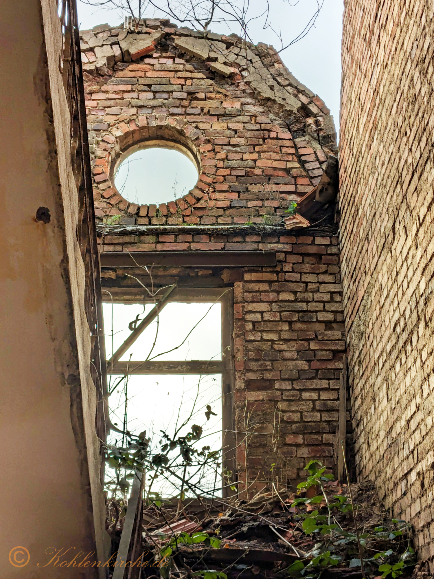 Treppenhaus: Im ersten Stockwerk und im Dachgeschoss ist das verschnörkelte Treppengeländer noch an seinem Platz. - Stand Dezember 2023 Kohlenkirche: Letzte Bilder des Verwaltungsgebäudes