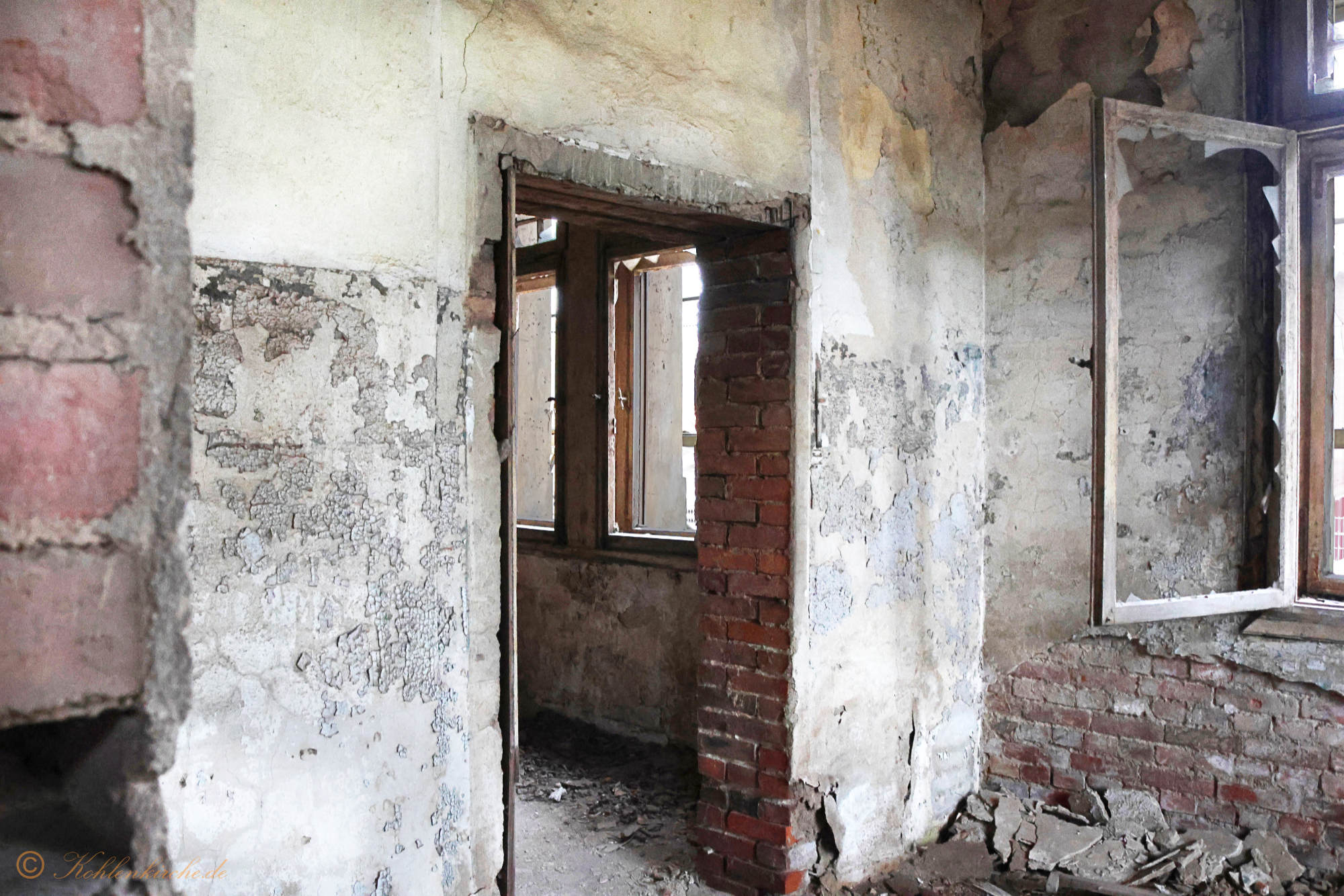 Erdgeschoss - Erster Raum: Im zweiten Zimmer führte eine Tür in den zweiten Raum. Doch auch ihr fehlt die Türzarge. - Stand Dezember 2023 Kohlenkirche: Letzte Bilder des Verwaltungsgebäudes