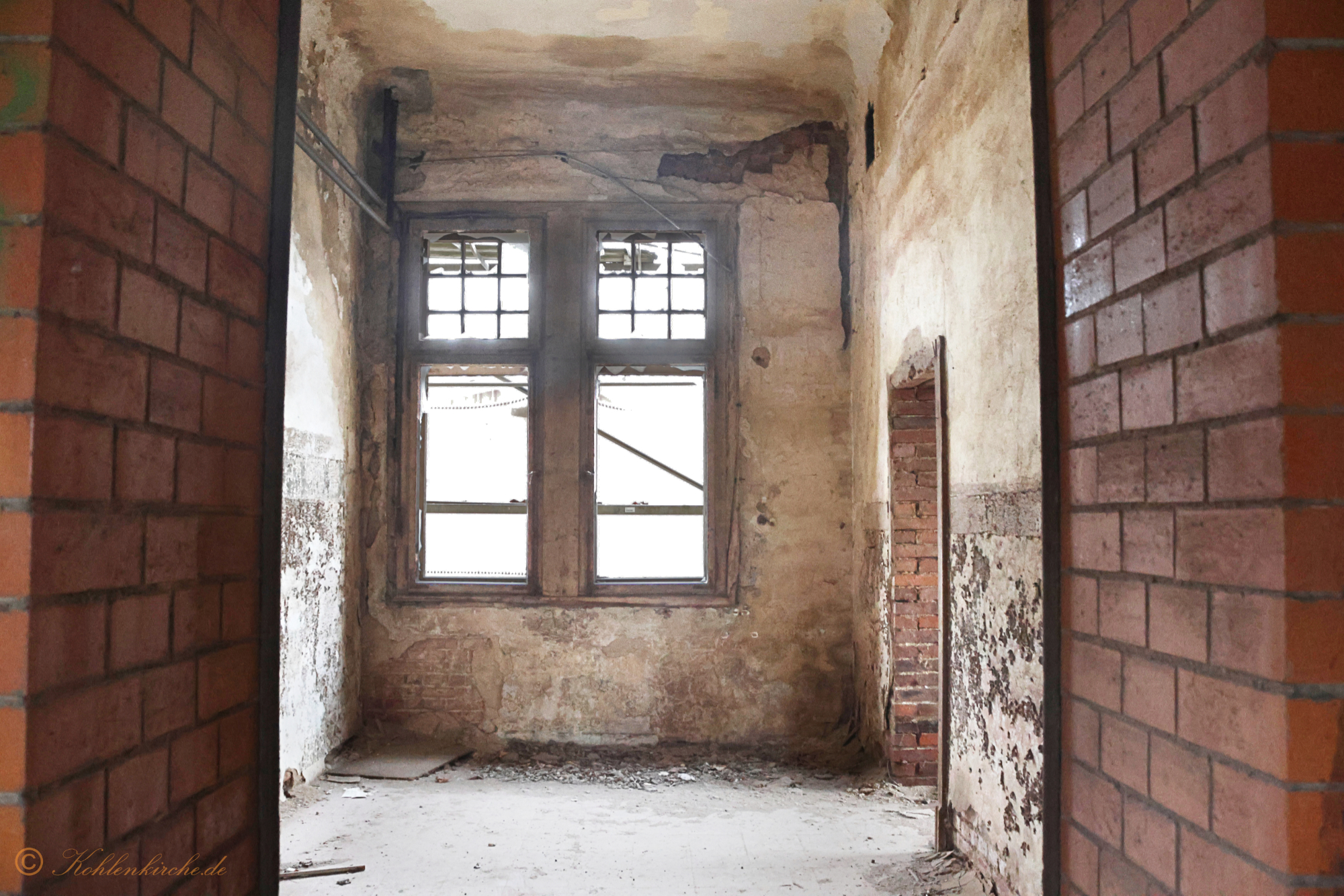 Erdgeschoss - Zweiter Raum: Der zweite Raum ist sehr schmal und hat nur ein Fenster mit Blick auf die Elektrozentrale. - Stand Dezember 2023 Kohlenkirche: Letzte Bilder des Verwaltungsgebäudes