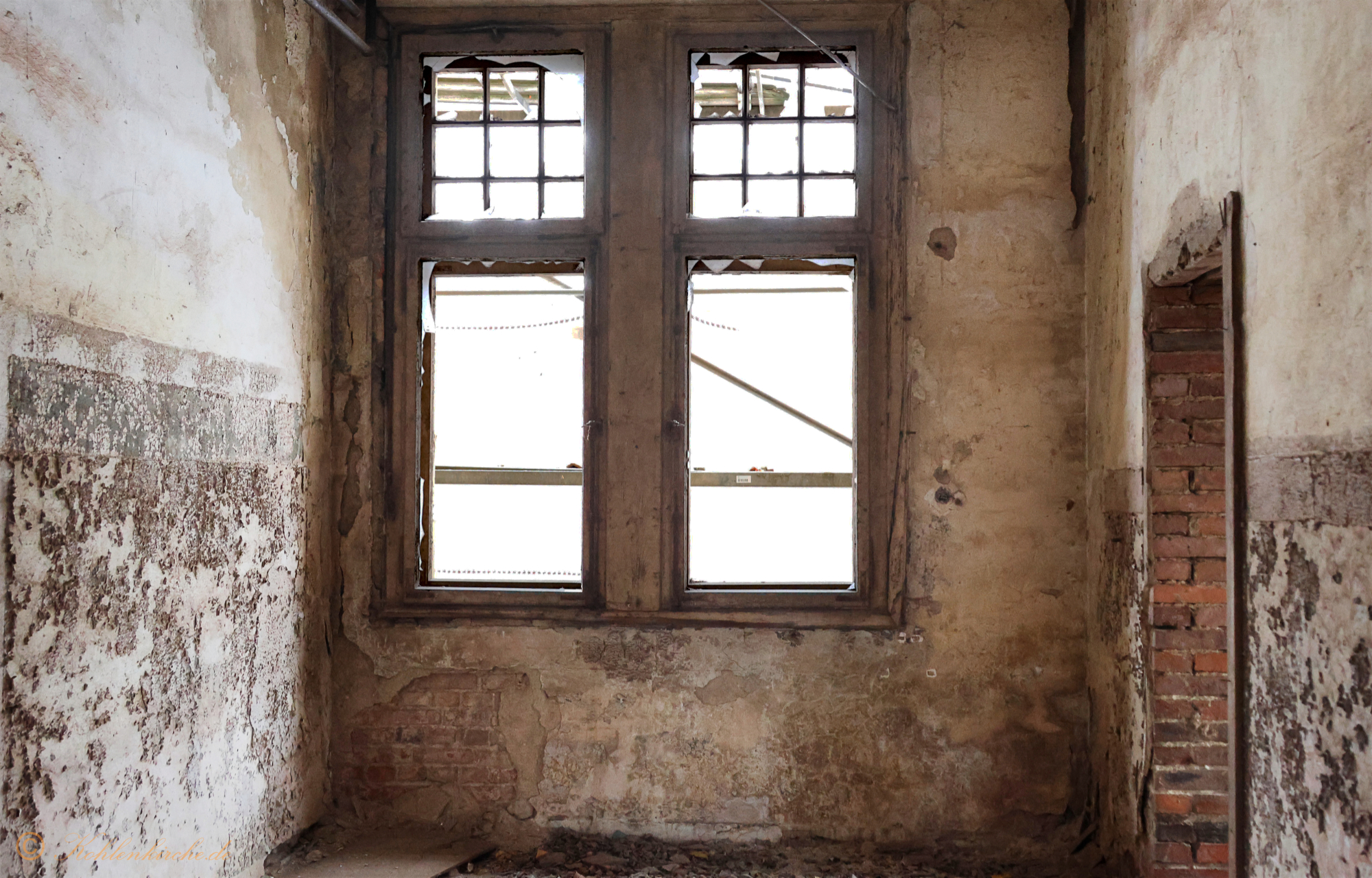 Erdgeschoss - Zweiter Raum: Der zweite Raum im Erdgeschoss ist sehr schmal und weist nur ein Fenster Richtung Norden auf. - Stand Dezember 2023 Kohlenkirche: Letzte Bilder des Verwaltungsgebäudes