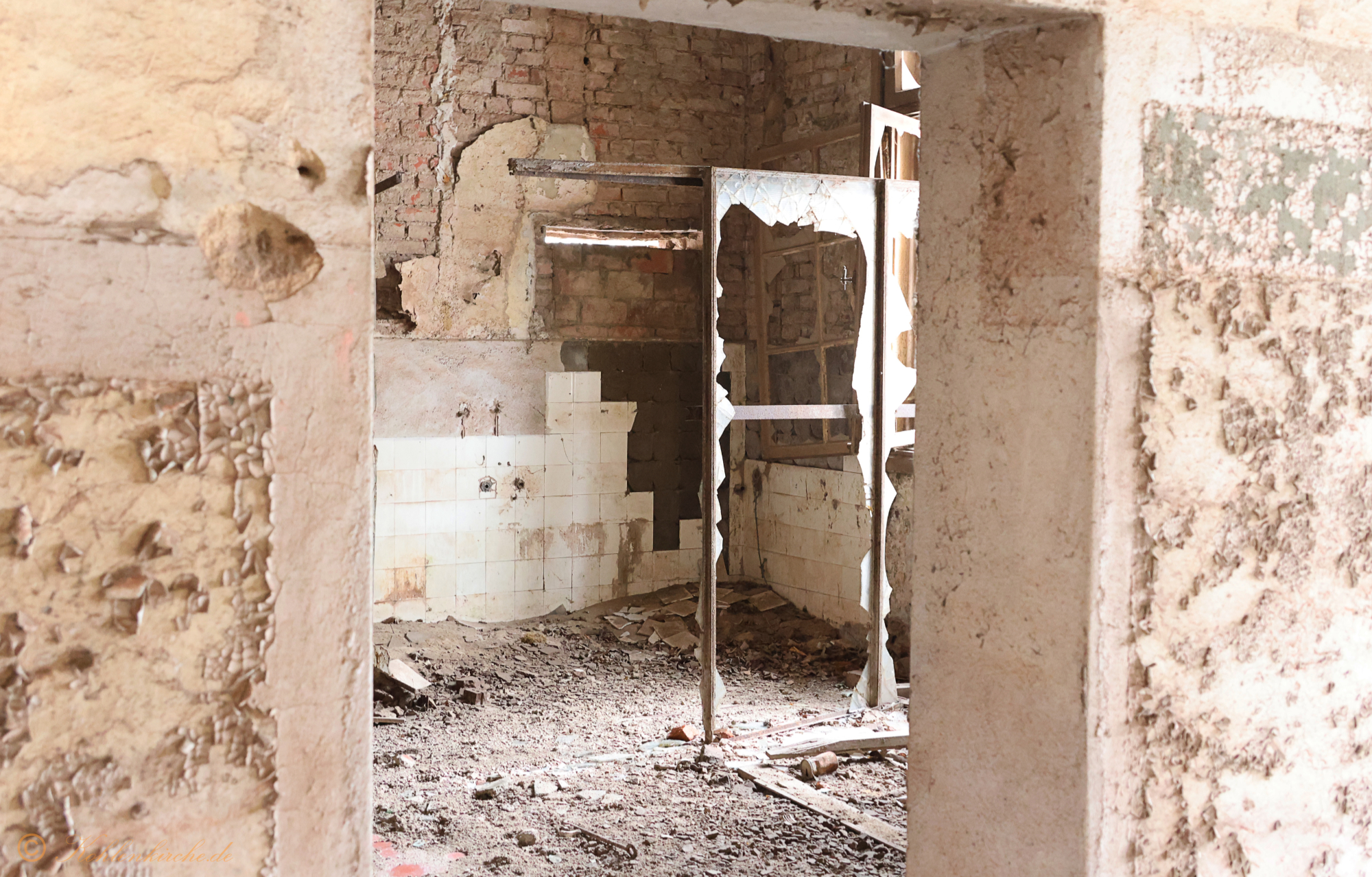 Erdgeschoss - Zweiter Raum: Vom zweiten Raum führt ein Raum in den dritten Raum hinein. - Stand Dezember 2023 Kohlenkirche: Letzte Bilder des Verwaltungsgebäudes