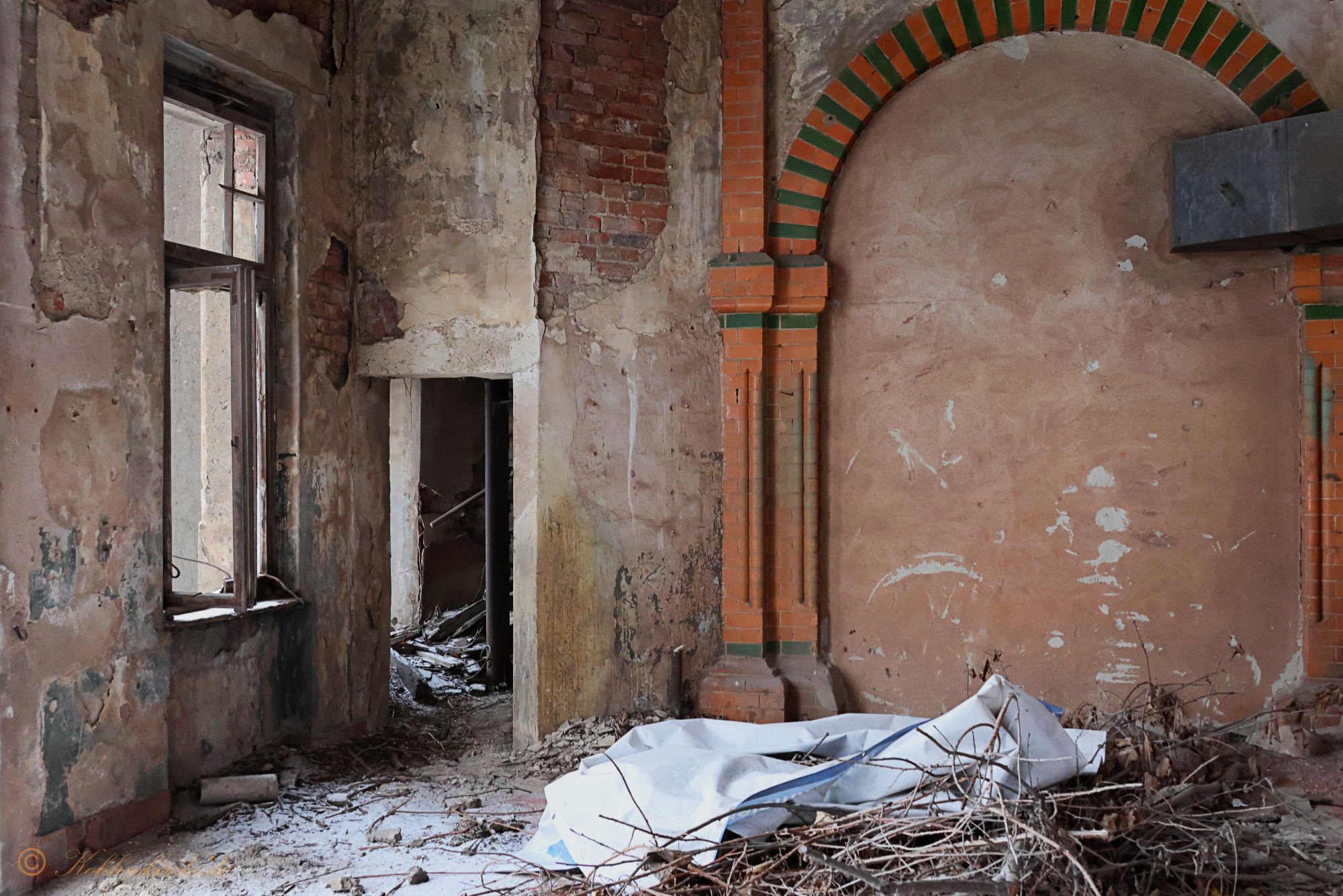 Der Abschied - Dieser Durchgang führte direkt in den Turm, der als Ein- und Ausgang benutzt wurde. Kohlenkirche: Letzte Bilder der Waschkaue