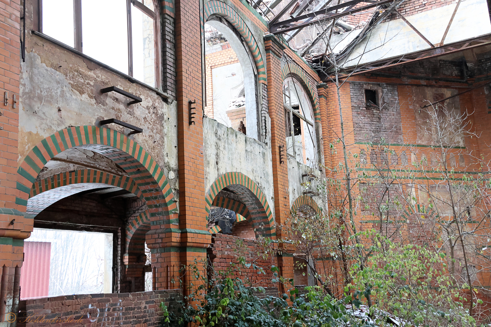 Der Abschied - Ansicht Nordseite: Die Fenster der Mittelschiffe wurden rundlich gestaltet. Kohlenkirche: Letzte Bilder der Waschkaue