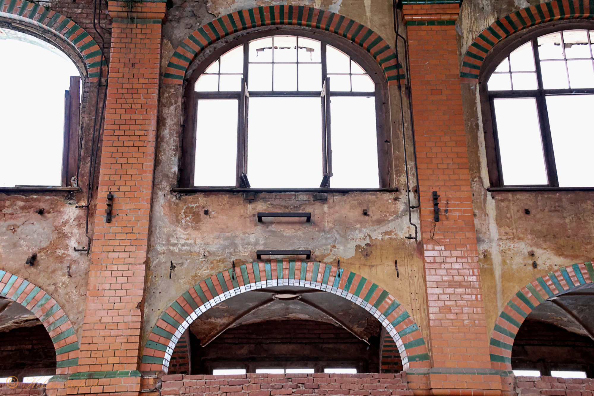Der Abschied - Ansicht Südseite: Die Fenster der Mittelschiffe wurden rundlich gestaltet. Kohlenkirche: Letzte Bilder der Waschkaue