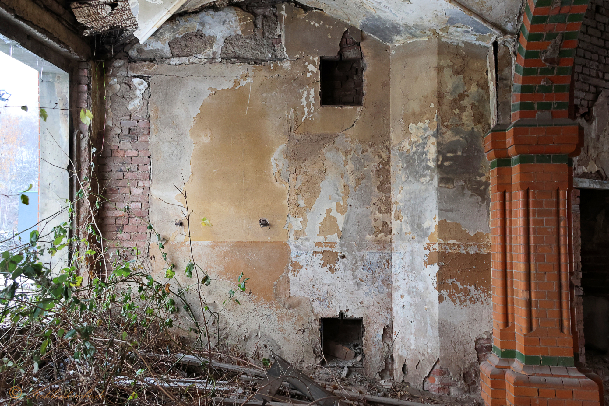 Der Abschied - Am Anfang des südlichen Seitenschiffs waren zwei Luftschächte vorhanden. Auch hier war die Decke beschädigt. Kohlenkirche: Letzte Bilder der Waschkaue