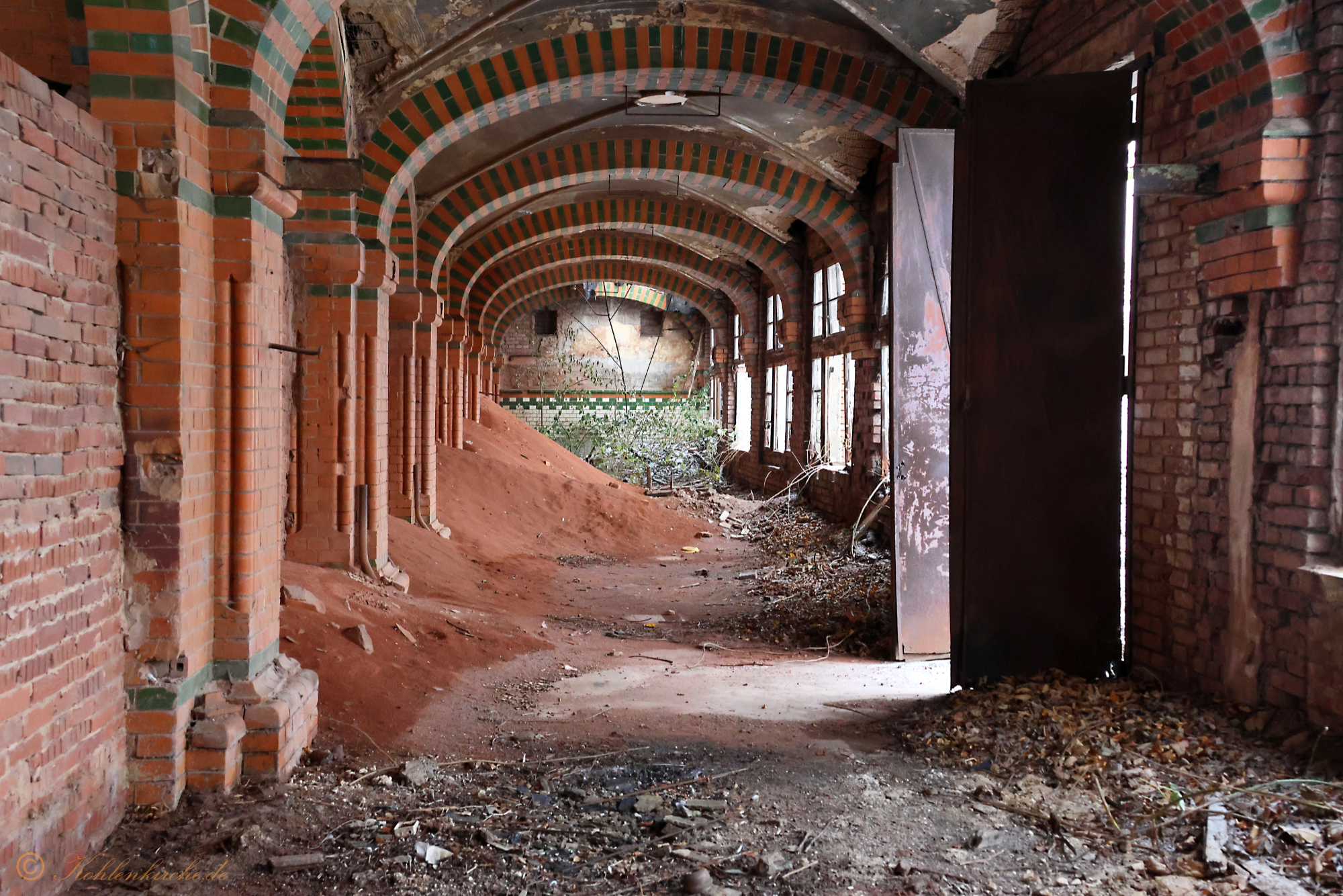 Der Abschied - Das südliche Seitenschiff der Waschkaue. Kohlenkirche: Letzte Bilder der Waschkaue