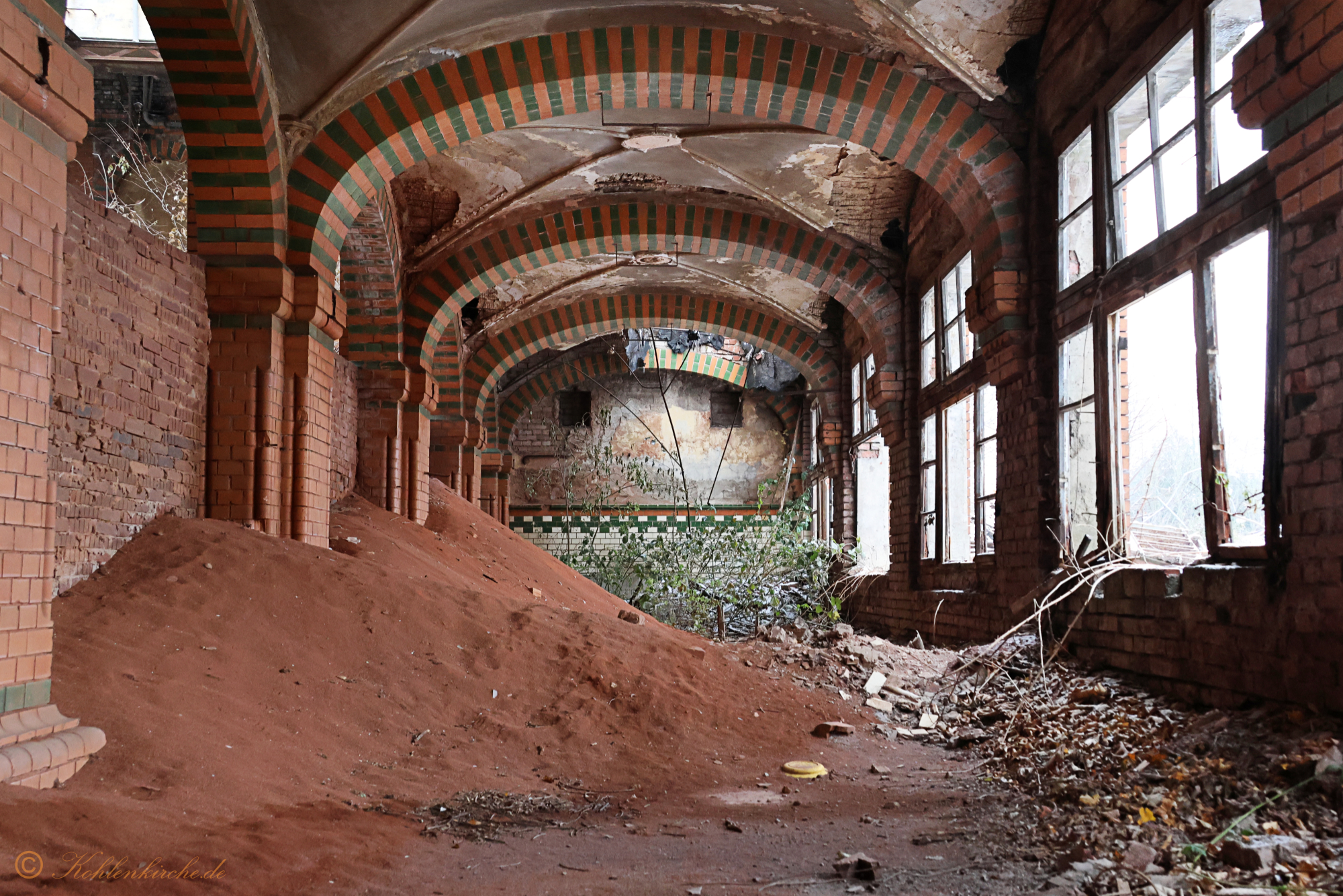 Der Abschied - Das südliche Seitenschiff der Waschkaue. Kohlenkirche: Letzte Bilder der Waschkaue