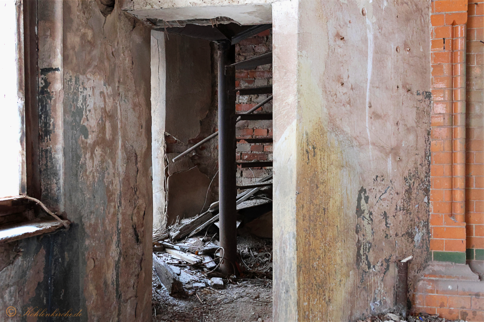 Der Abschied - Die Treppenstufen waren im Jahr 2018 noch intakt. Holzlatten sind vom Dachturm auf die rostigen Treppenstufen gefallen und haben sie aus der Verankerung gerissen. Kohlenkirche: Letzte Bilder der Waschkaue