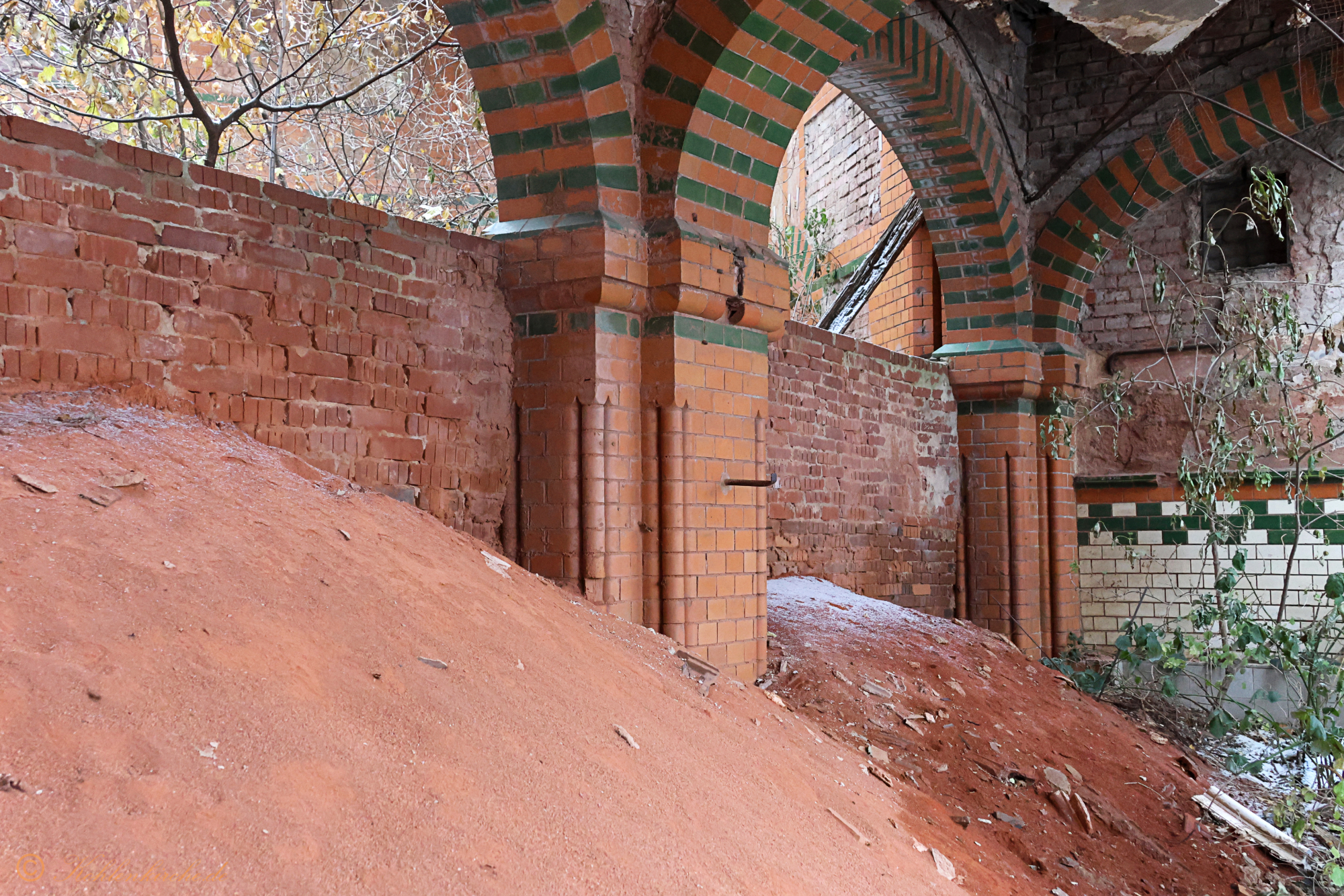 Der Abschied - Im südlichen Seitenschiff umschlingt roter Sand die verzierten Säulen der Waschkaue. Kohlenkirche: Letzte Bilder der Waschkaue