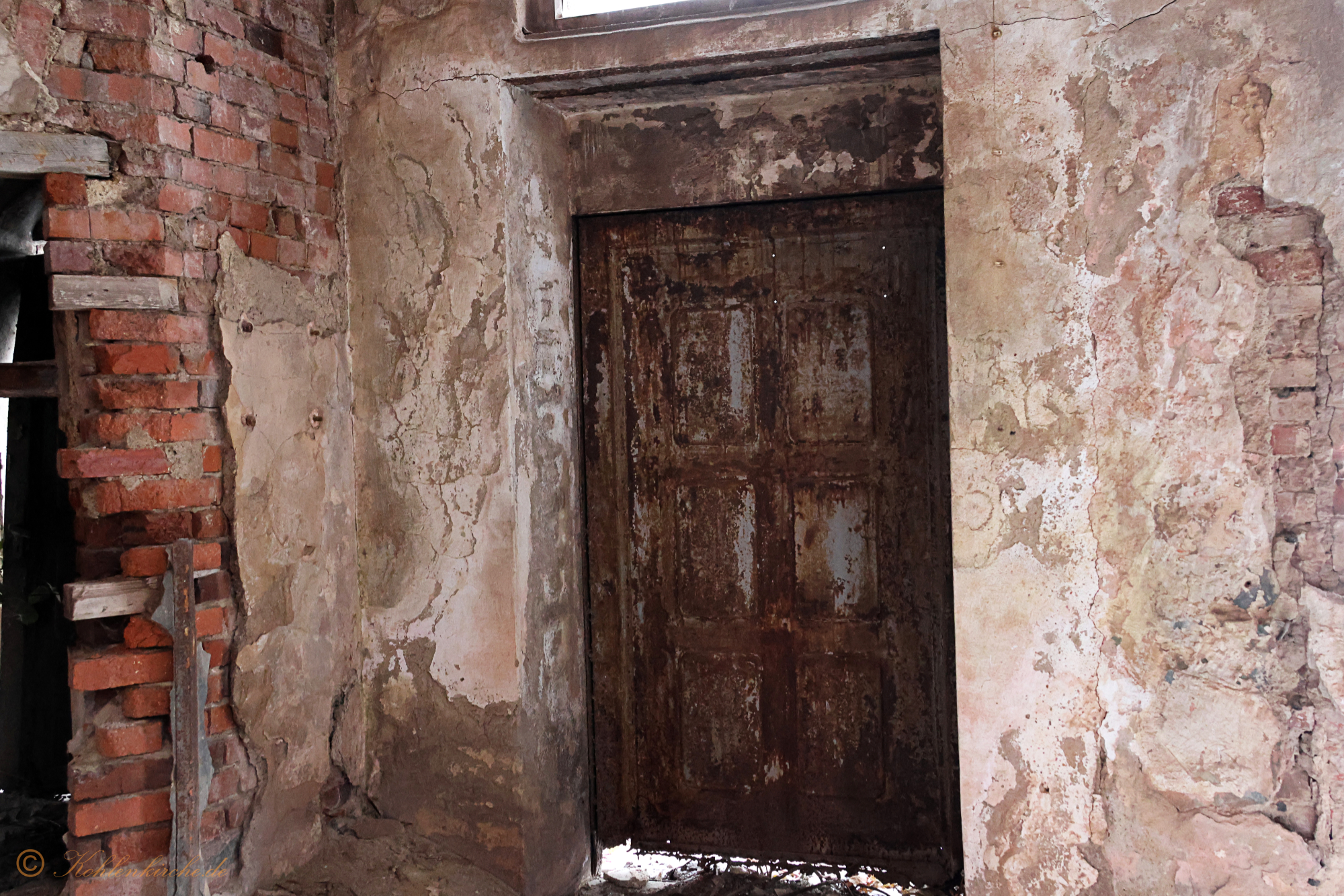 Der Abschied - Diese Tür wurde später eingebaut. Dort war ganz früher ein identisches Fenster wie auf der anderen Seite. Kohlenkirche: Letzte Bilder der Waschkaue