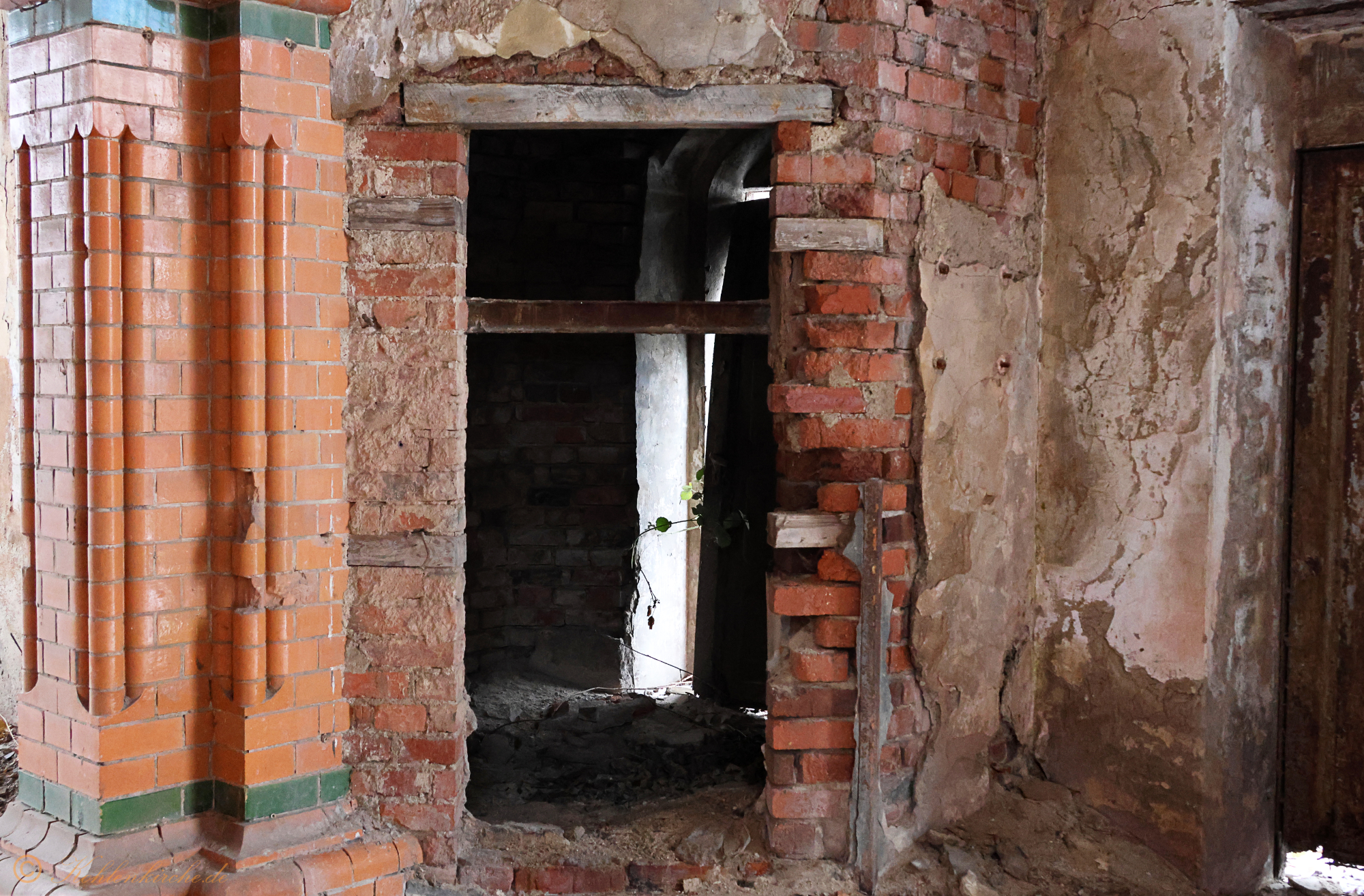 Der Abschied - Dieser Durchgang führte direkt in den Turm, der als Ein- und Ausgang benutzt wurde. Draußen waren Treppenstufen vorhanden. Kohlenkirche: Letzte Bilder der Waschkaue