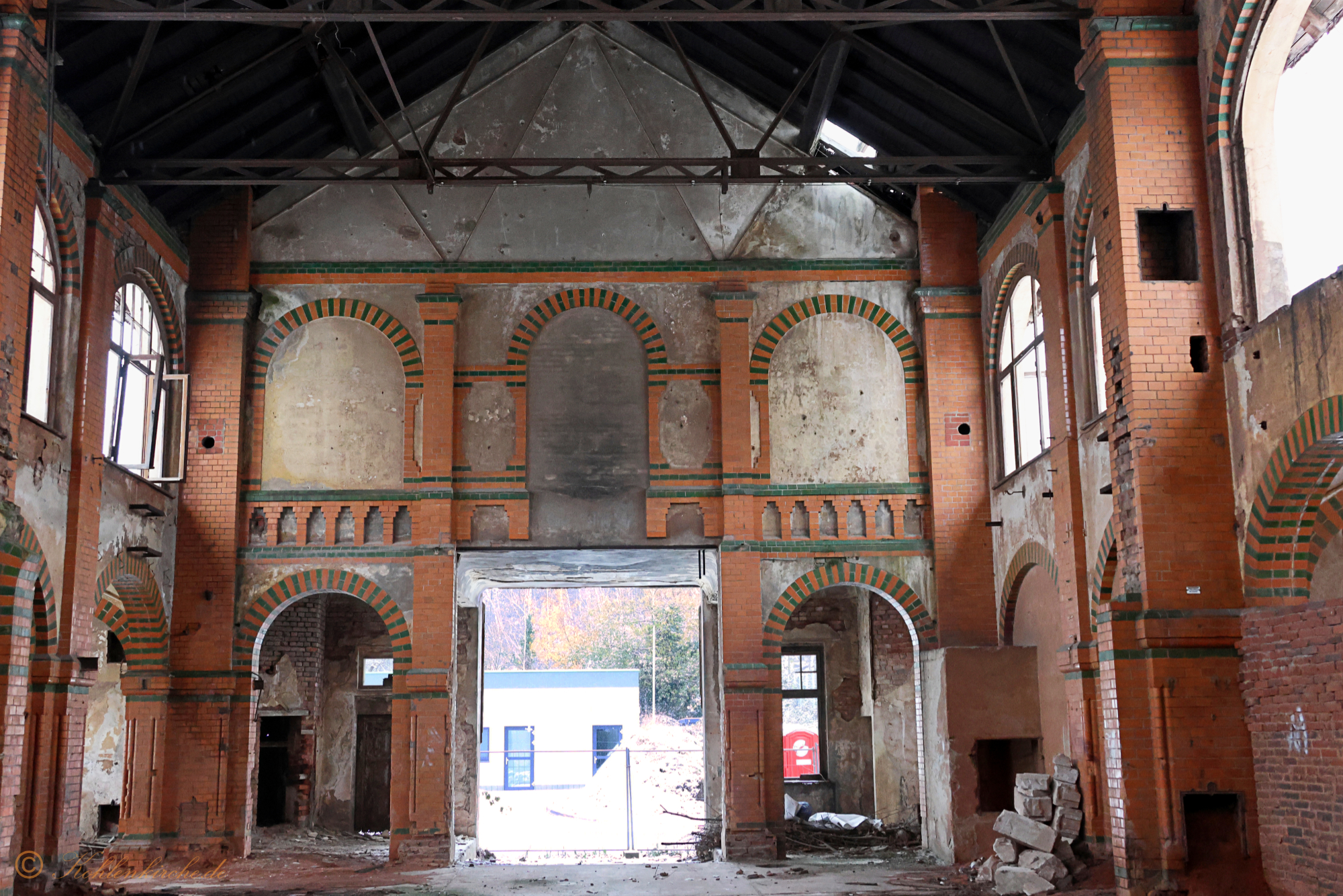 Der Abschied - Verklinkerte Rundbögen schmücken die Wand Richtung Westen. Kohlenkirche: Letzte Bilder der Waschkaue
