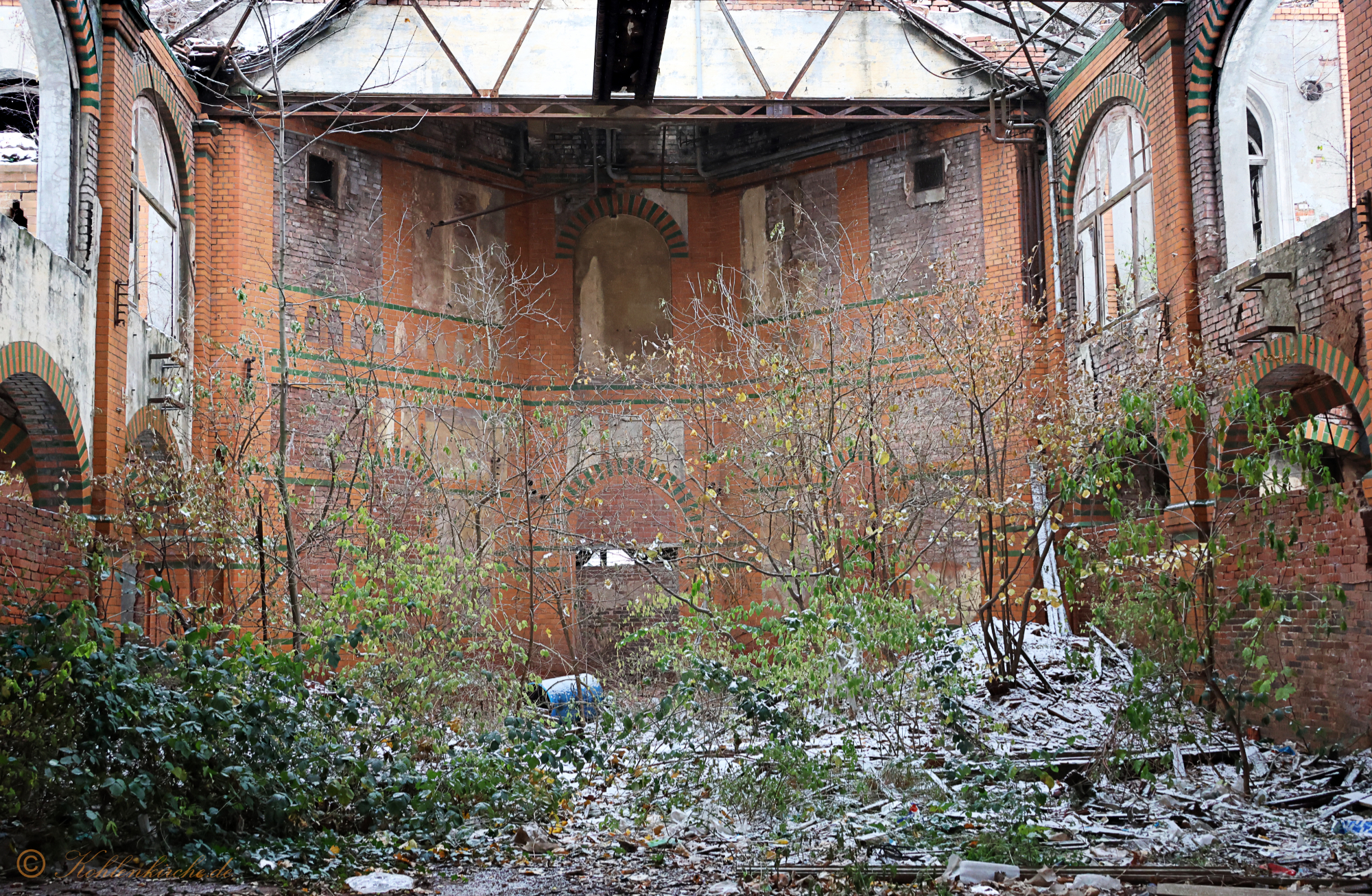 Der Abschied - Die rechte und linke Wand vom Mittelschiff wurde schräg eingefasst. Kohlenkirche: Letzte Bilder der Waschkaue