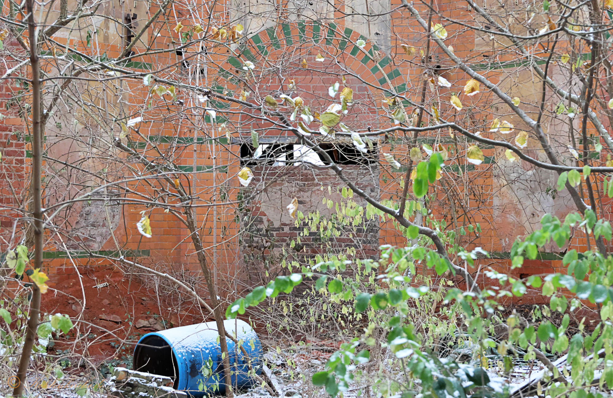 Der Abschied - Verklinkerte Rundbögen schmücken die Wand Richtung Westen. Kohlenkirche: Letzte Bilder der Waschkaue