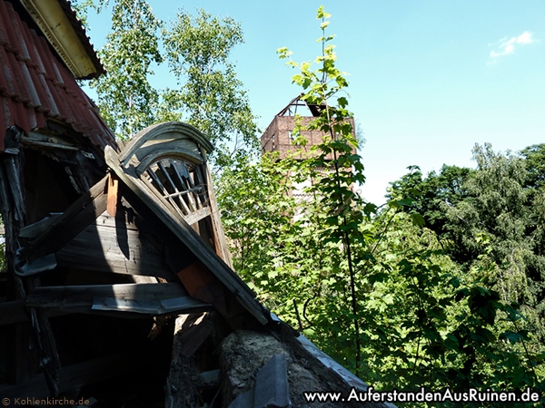 Die Aufnahme zeigt ein kaputtes Fenster im Dachgeschoss. - Stand Juni 2010 Kohlenkirche: Danksagung Bilder