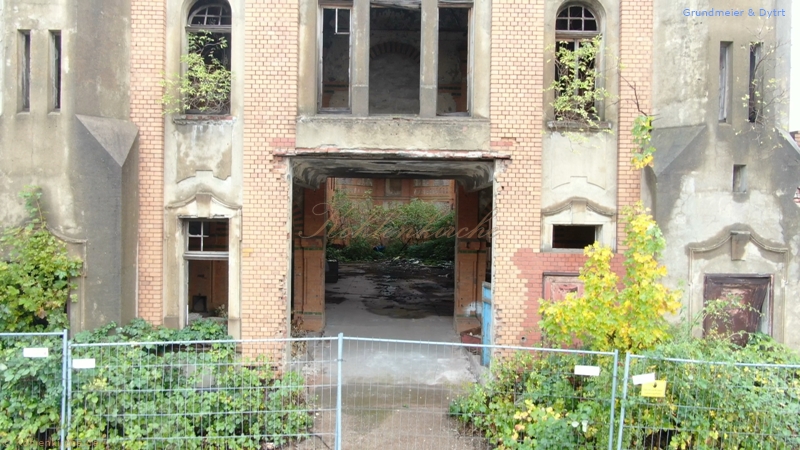 Die ersten Maßnahmen wurden getroffen. Die Bäume wurden von der Kohlenkirche entfernt. - Stand Oktober 2019 Kohlenkirche: Bäume fällen