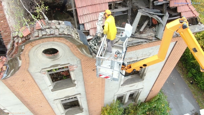 Die ersten Maßnahmen wurden getroffen. Die Bäume wurden von der Kohlenkirche entfernt. - Stand Oktober 2019 Kohlenkirche: Bäume fällen