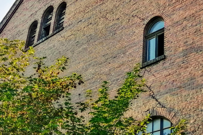 Risse ziehen sich durch die Backsteinmauer der Elektrozentrale. - Stand August 2021 Kohlenkirche: Elektrozentrale