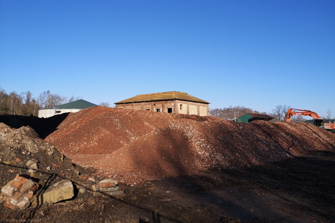 Von der Ammoniakfabrik ist nur noch der Bauschutt vorhanden. - Stand: Februar 2022 Kohlenkirche: Weitere Gebäude - Ammoniakfabrik