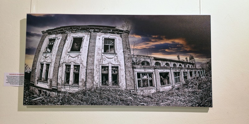 Panoramabild von der Kohlenkirche. Kohlenkirche: Fotoausstellung über die Kohlenkirche