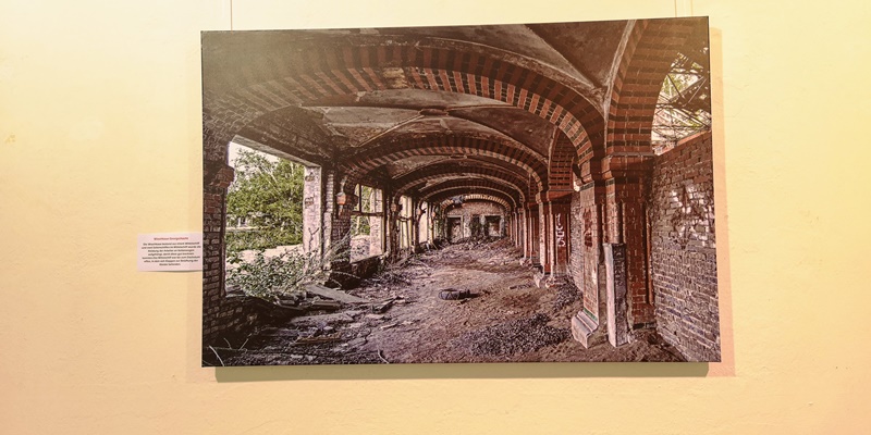 Das linke Seitenschiff der Waschkaue. Kohlenkirche: Fotoausstellung über die Kohlenkirche