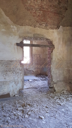Eine Tür wurde aus der Laibung der Verwaltung gerissen. Kohlenkirche: Schäden Innen