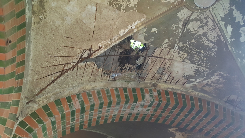 Im Seitenschiff klafft ein kleines Loch - deutlich erkennt man die Moniereisen im Beton. Kohlenkirche: Schäden Innen