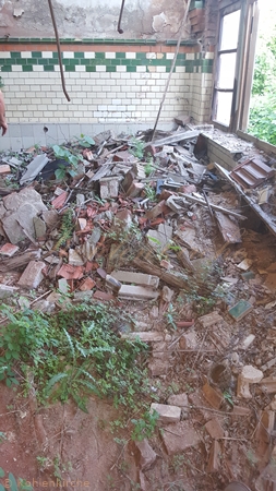 Die Trümmer des südlichen Seitenschiffes liegen auf dem Boden. Kohlenkirche: Schäden Innen