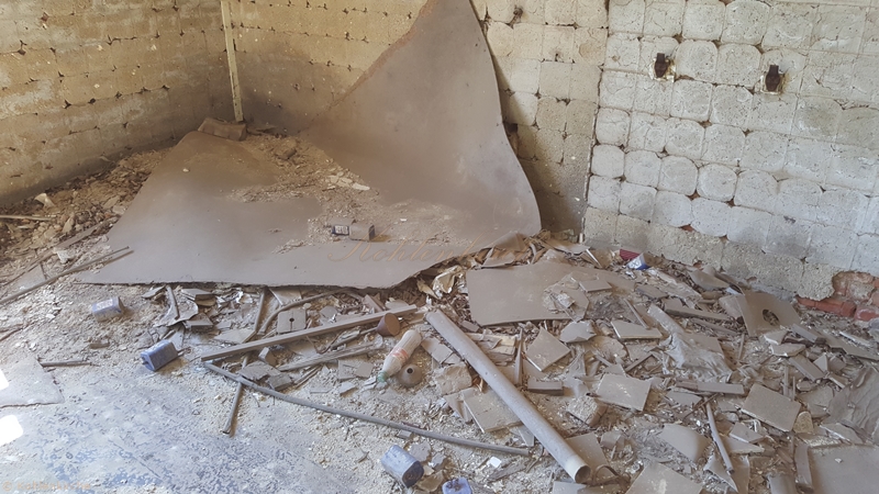 Das könnte ein Rollo gewesen sein, was zwischen Schutt und Asche liegt. Kohlenkirche: Schäden Innen
