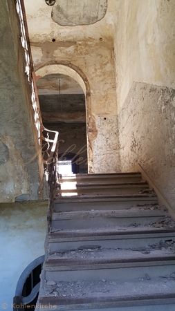 Das Treppengeländer zum ersten Stock wurde demontiert. Kohlenkirche: Schäden Innen