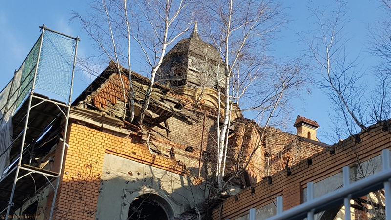 Das Dach und Mauerwerk der Verwaltung aus westlicher Richtung ist beinah völlig zerstört. - Stand Februar 2019 Kohlenkirche: Schäden Außen