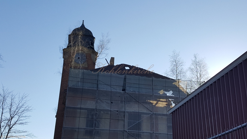 Das ramponierte Dach der Verwaltung von der Nordseite aus gesehen. - Stand Februar 2019 Kohlenkirche: Schäden Außen