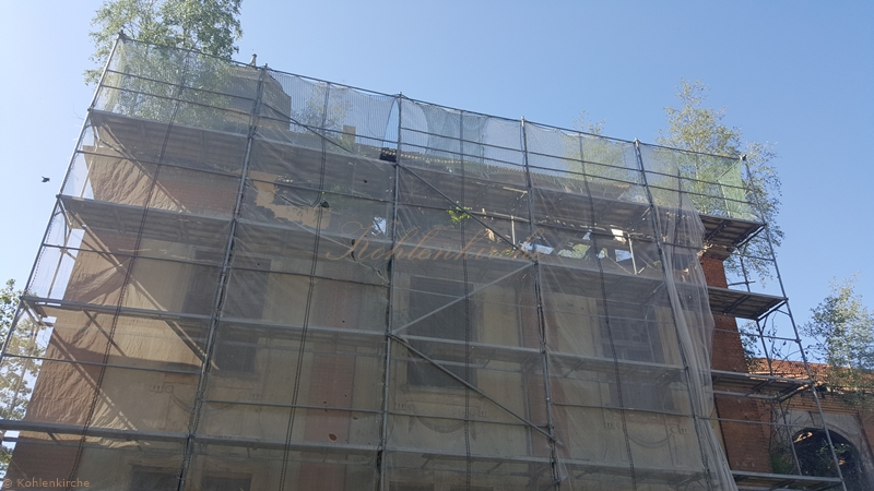 Auch das Mauerwerk konnte den Druck nicht mehr standhalten. - Stand Juni 2019 Kohlenkirche: Schäden Außen