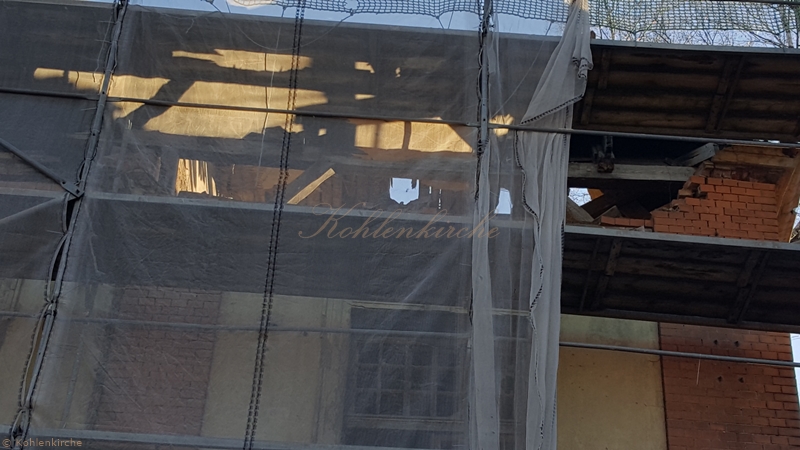 Nur die Schwelle und ein paar Sparren halten die noch vorhandenen Ziegelsteine. - Stand Februar 2019 Kohlenkirche: Schäden Außen