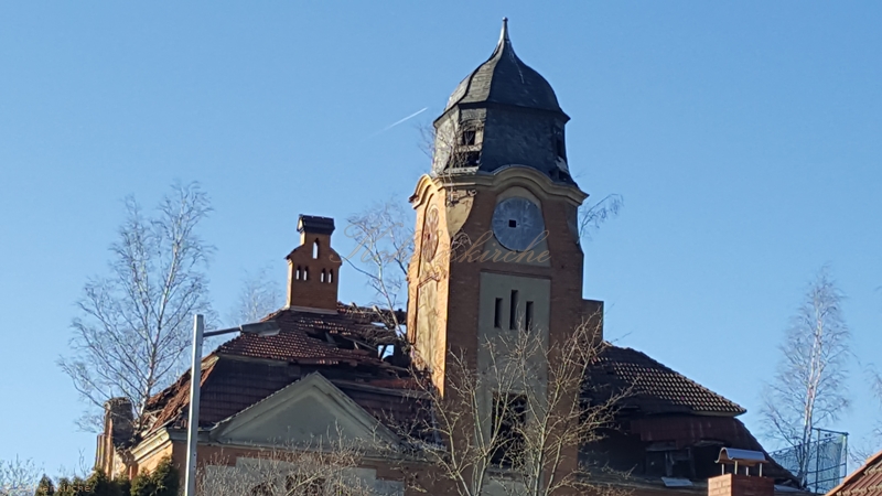 Im Osten ist das Dach teilweise eingestürzt und auf der rechten Seite waren einst zwei Fenster. - Stand Februar 2019 Kohlenkirche: Schäden Außen