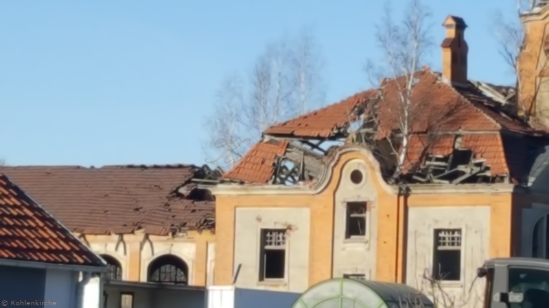 Das Dach der Südseite ist ebenfalls sehr stark von Schäden betroffen. - Stand Februar 2019 Kohlenkirche: Schäden Außen