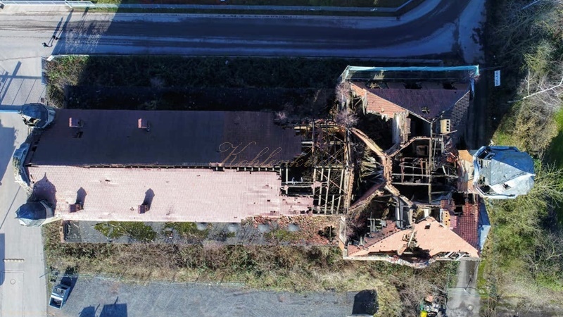 Die Aufnahme zeigt die Kohlenkirche von oben. Beim Verwaltungsgebäude ist vom Dach nicht mehr viel zu sehen. - Stand Februar 2022 Kohlenkirche: Schäden Außen