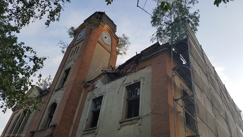 Durch den Einsturz des Trempels fällt nun der Blick auf das schon länger zerstörte Dach. - Stand Juli 2019 Kohlenkirche: Schäden Außen