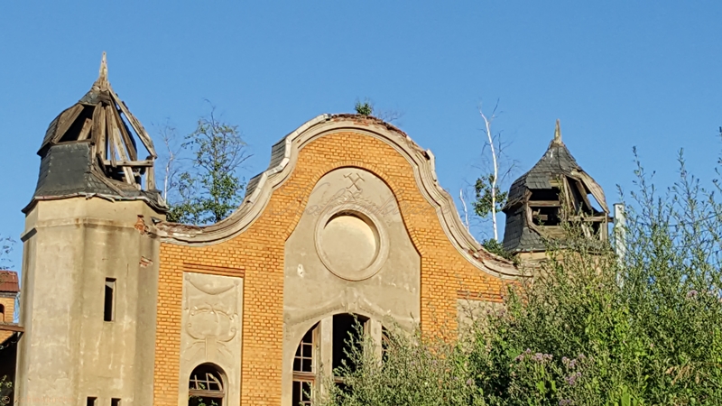 Bei den Türmen der Kohlenkirche fehlen Schieferplatten sowie die Schalung und Sparrenhölzer. - Stand Juni 2019 Kohlenkirche: Schäden Außen