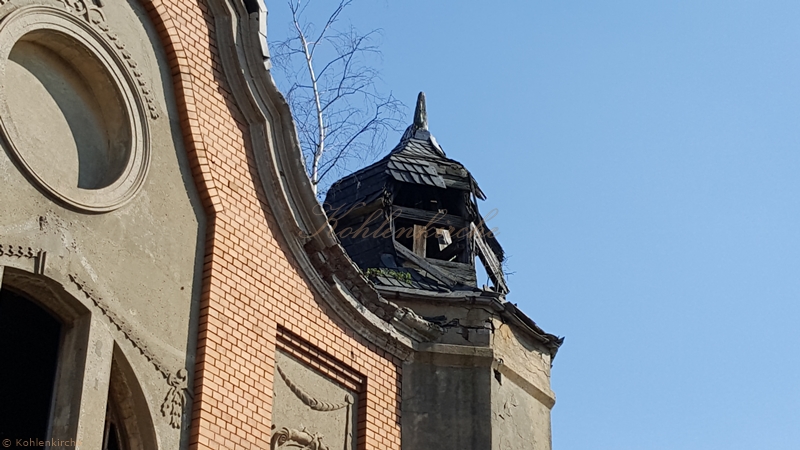Die Turmspitze fehlt an den beiden Türmen der Waschkaue. - Stand April 2019 Kohlenkirche: Schäden Außen