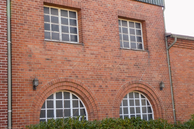 Am Gebäude wurden unten zwei Rundfenster eingebaut. - Stand März 2022 Kohlenkirche: Umspannwerk