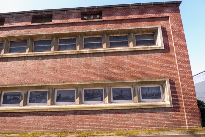 Jedes Fenster weist ein Foto vom ehemaligen Georgschachtgelände auf. - Stand März 2022 Kohlenkirche: Umspannwerk
