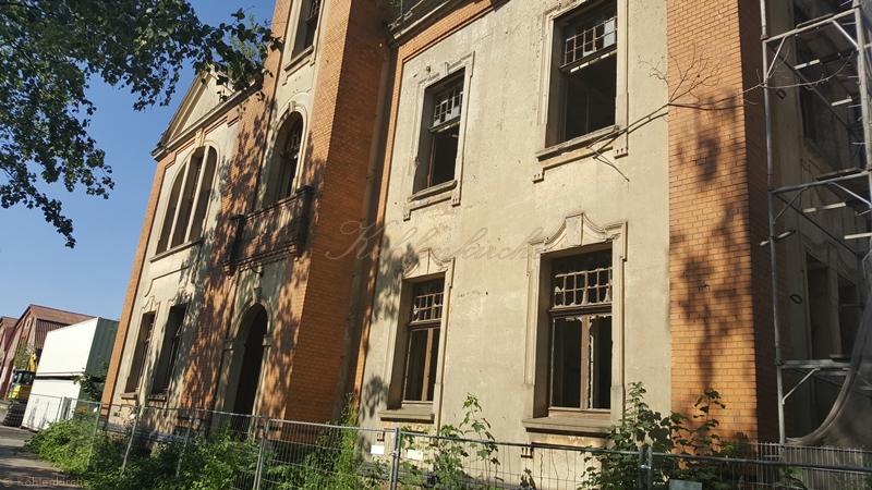 Die Umrandung der Fenster mit schönen Putzornamenten. - Stand Juni 2019 Kohlenkirche: Verwaltung Außen