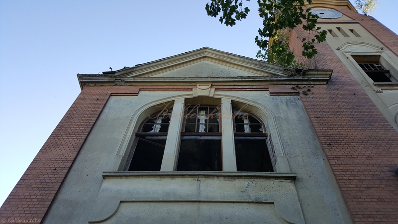 Ein großes Fenster mit Segmentbogen schmückt die linke Seite der Verwaltung. - Stand Juni 2019 Kohlenkirche: Verwaltung Außen