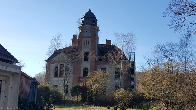 Vom Osten hat das Verwaltungsgebäude Ähnlichkeit mir einem Schloss. - Stand Februar 2019 Kohlenkirche: Verwaltung Außen