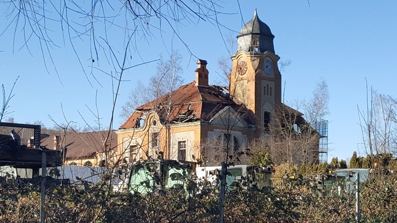 Der formvoll gebaute Lüfter- oder Kaminzug sticht aus dem Mansardenwalmdach hervor. - Stand Februar 2019 Kohlenkirche: Verwaltung Außen