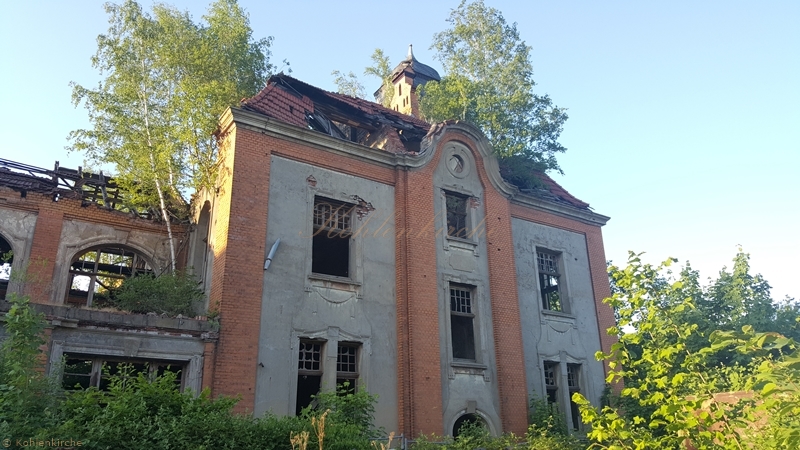 Das Verwaltungsgebäude hat auf seiner Südseite ein aus Klinker gemauerten Giebel als Segmentbogen. - Stand Mai 2018 Kohlenkirche: Verwaltung Außen
