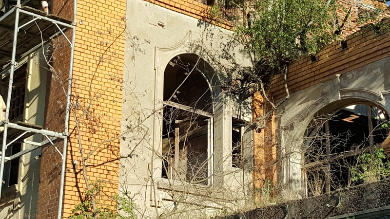 Auf der Rückseite des Verwaltungsgebäudes sind zwei Rundbogenfenster mit Oberlicht. - Stand Juni 2019 Kohlenkirche: Verwaltung Außen