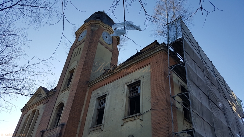 An dem imposanten Turm gibt es sogar drei Uhren. - Stand Februar 2019 Kohlenkirche: Verwaltung Außen